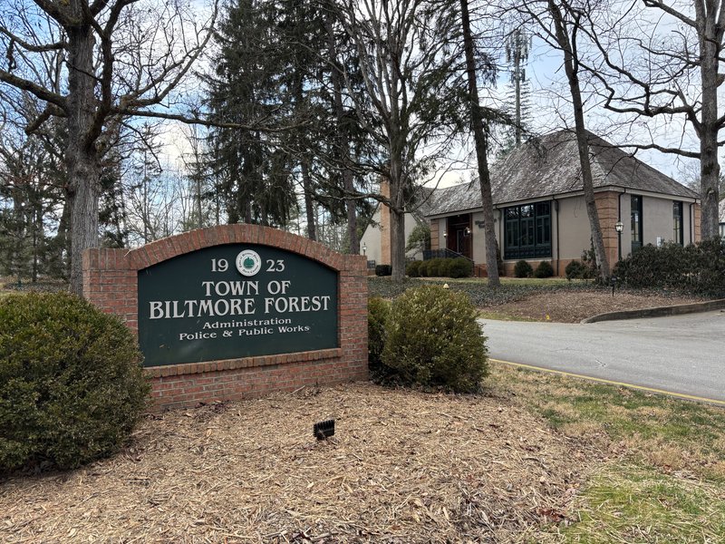 The brick Town of Biltmore Forest sign with Town Hall behind it